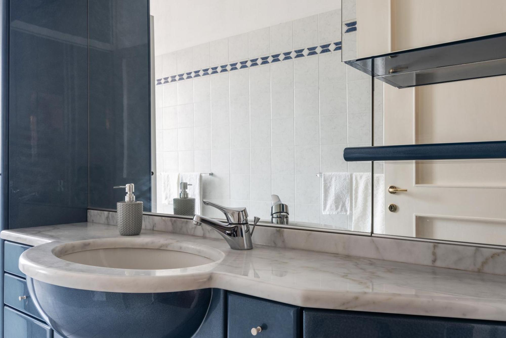 Il Bilocale Con Terrazzo Dei Marchesi Lägenhet Milano Exteriör bild